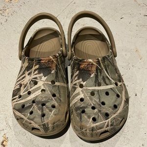 Crocs size 5M/7W. Camo